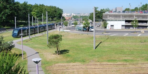 Le pôle multimodal de Cenon permet des liaisons directes entre les réseaux de tramway, de bus, et le TER ; de plus, la présence d'un parc de stationnement conséquent autorise les connexions entre l'utilisation des transports collectifs et des véhicules personnels. 