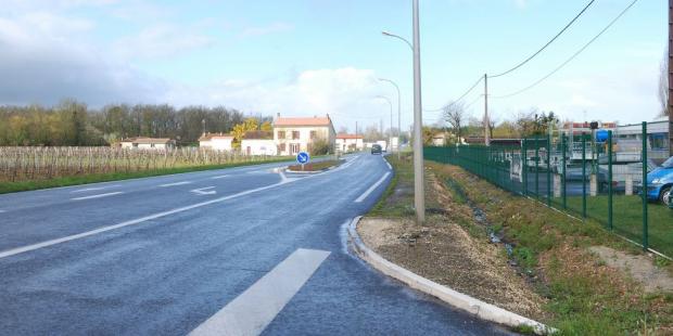 Cette grande surface commerciale au bord de la RD936 coupe les perceptions du paysage depuis la route, et n'offre à la place qu'une architecture banale et une clôture peu valorisante - Saint-Avit-Saint-Nazaire 