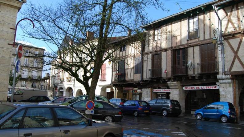 La place prépondérante occupée par la voiture dévalorise les espaces publics de la vieille ville
