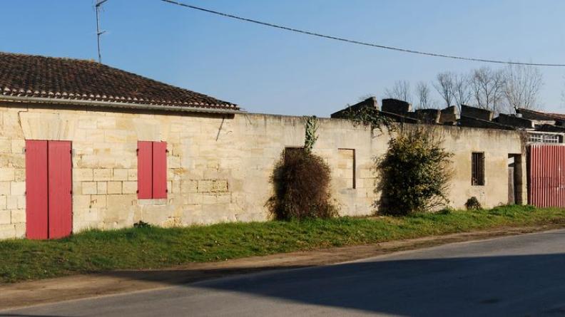 Cette belle façade continue à Plagne souffre de l'abandon de certaines habitations - Saint-André-de-Cubzac