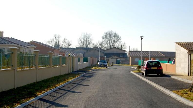 La ferme, dont on aperçoit les toitures au fond, a justifié ces constructions banalisantes et mal inscrites dans le paysage - Saint-André-de-Cubzac