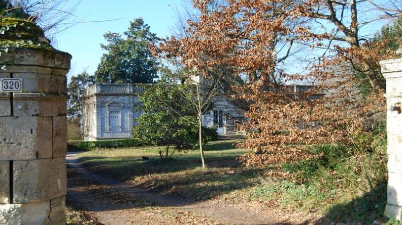 Château Gombaud entouré de son parc boisé - Saint-André-de-Cubzac