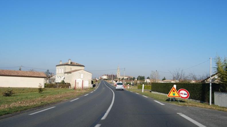 Les nouvelles constructions s'égrènent au bord de la route ; le hameau des Lurzines s'est construit autour d'une église isolée - Prignac-et-Marcamps