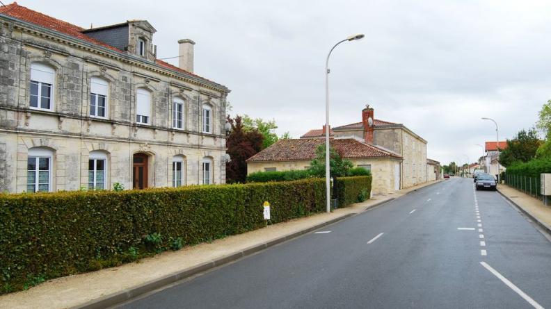 Plus aéré, le cœur de Talais est valorisé par de belles bâtisses - Talais