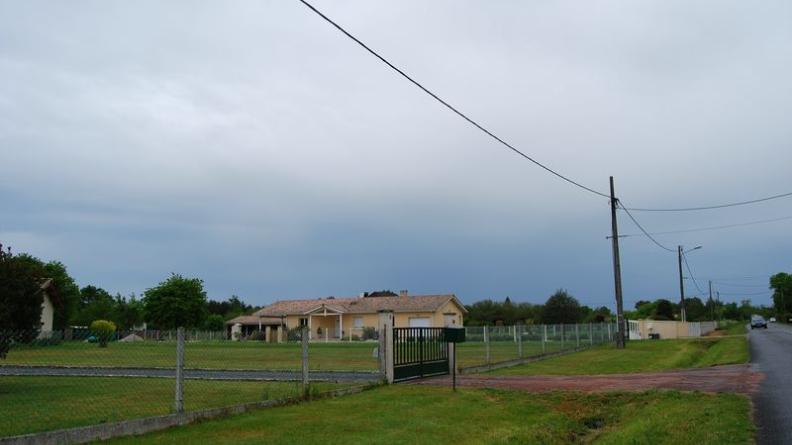 En périphérie des bourgs, la structure urbaine laisse place à l'éparpillement - Talais