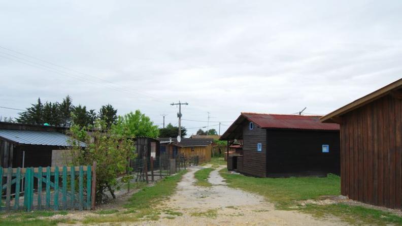 Cet assemblage hétéroclite de cabanes, incongru au cœur des marais, jouxte le port - Saint-Vivien-de-Médoc