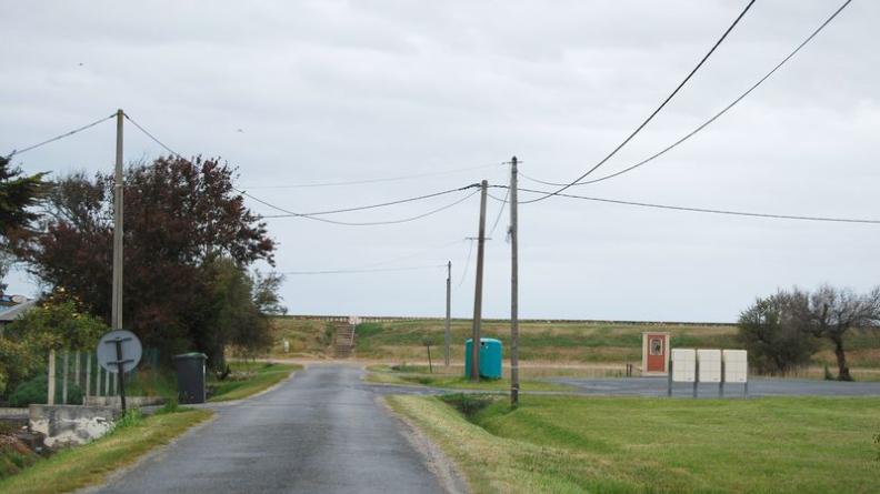 La digue barre l'horizon vers l'est, ne laissant rien deviner du paysage de l'estuaire - Saint-Vivien-de-Médoc