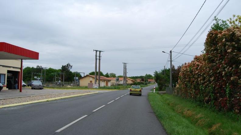 Les pavillons s'alignent sans cohérence au long des routes - Saint-Vivien-de-Médoc