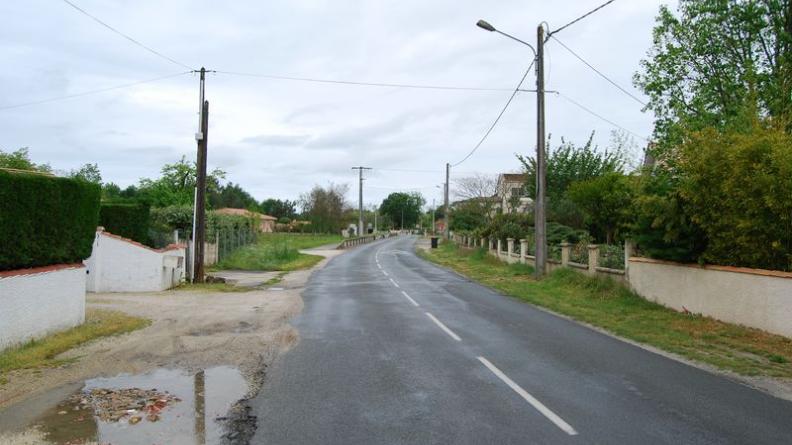 L'espace public est inexistant et les bords de route peu accueillants - Queyrac