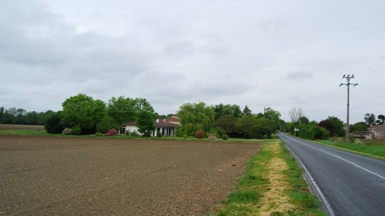 Les constructions récentes dépassent le territoire du bourg et empiètent sur l'espace agricole - Civrac-Médoc