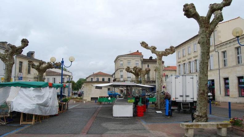 Le marché de la place Gambetta, lieu d'animation au cœur du village - Lesparre-Médoc
