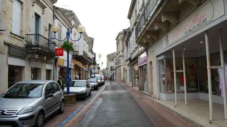 Les voitures consomment la majeure partie de l'espace public dans les petites rues du centre - Lesparre-Médoc