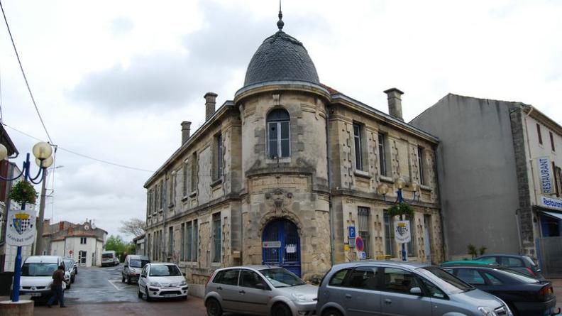 De beaux bâtiments en pierre calcaire constituent un patrimoine de qualité, ici la Poste - Lesparre-Médoc