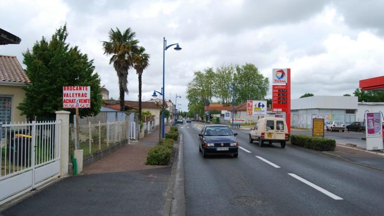Au long de la D1215, forte circulation et grandes surfaces commerciales déqualifient les franges du bourg - Lesparre-Médoc