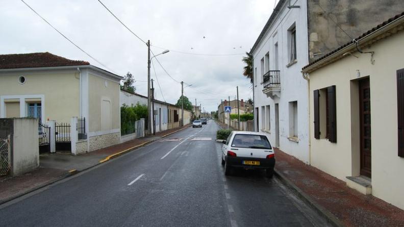 Entre Lesparre et Saint-Trélody, la ville s'est étendue jusqu'à former un corridor de façades continues - Lesparre-Médoc