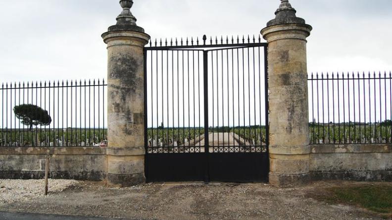 Ce portail monumental souligne le domaine de Château-Beau-Site, aux portes du hameau de Saint-Corbian - Saint-Estèphe