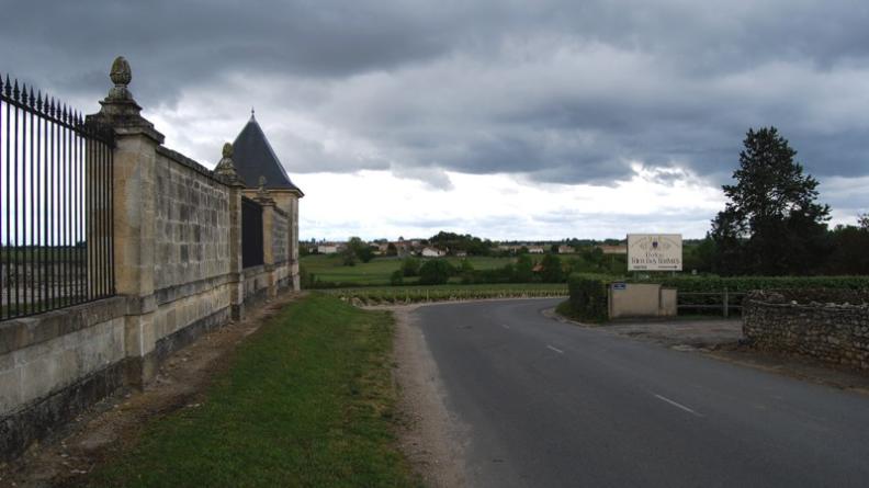 Le mur du parc, sur la crête, valorise le paysage viticole et doit être protégé - Saint-Estèphe