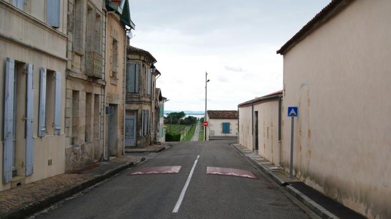 Les villages s'implantent au sommet des coteaux : ici, la rue principale de Saint-Estèphe ouvre une perspective vers les marais et l'estuaire en contrebas - Saint-Estèphe