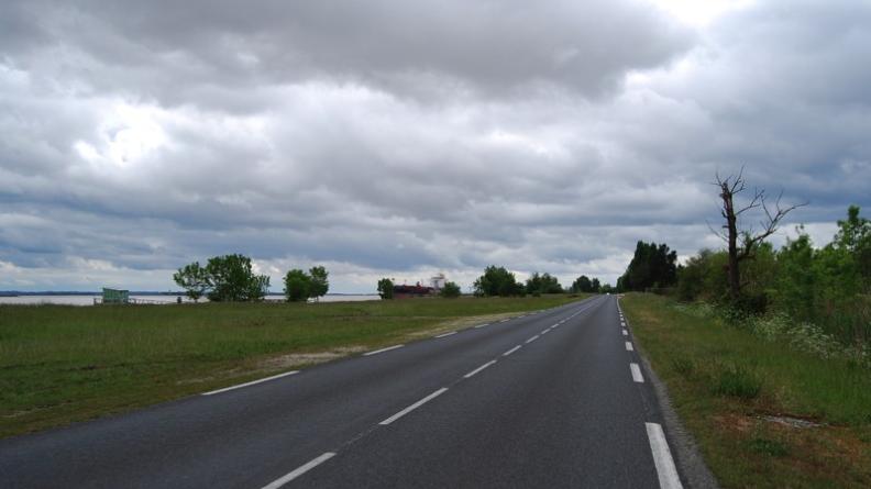 Les abords de la RD2E2 ne proposent pas de circulations douces, et aucun alignement n'accompagne ce tronçon - Saint-Estèphe