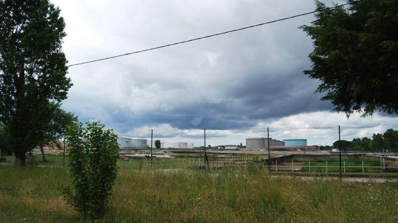 Les installations pétrolières jouxtent l'axe de communications majeur qu'est l'estuaire - Saint-Estèphe