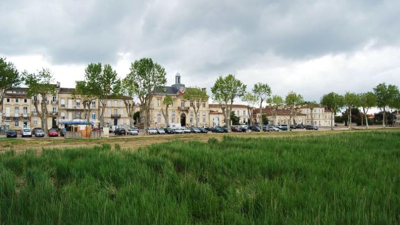 Le front bâti de Pauillac offre une vraie ambiance urbaine en berges de la Gironde, formant une belle façade continue - Pauillac