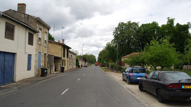 Le piéton ne dispose que de très peu d'espace - Saint-Laurent-Médoc