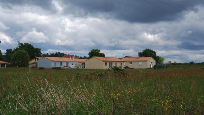 Cette extension banalisante ne s'inscrit pas dans la lisière boisée qui la borde - Donnissan