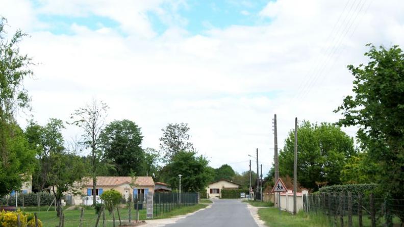 L'urbanisation se mêle à la forêt, formant des lisières complexes, comme ici à Donissan, en limite nord de la clairière - Listrac-Médoc