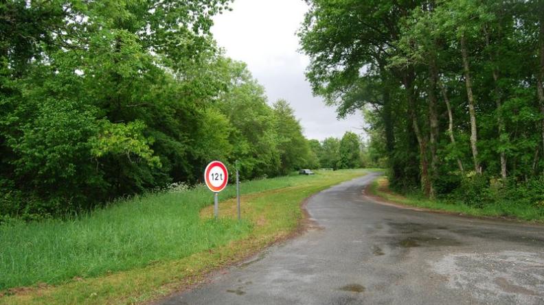 Les ambiances de bois feuillus dans ces vallons, traversés rapidement par les routes, offrent pourtant une image riche - Moulis-en-Médoc
