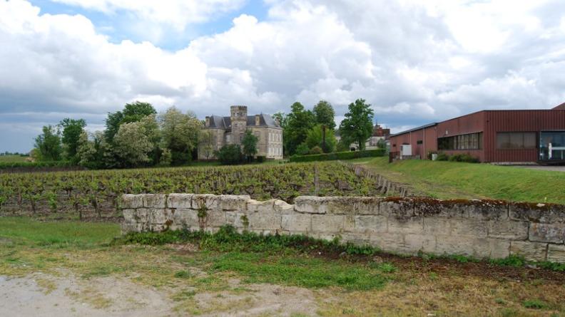 Le bâtiment d'activité récent visible à droite dévalorise le paysage du château en contrebas - Margaux