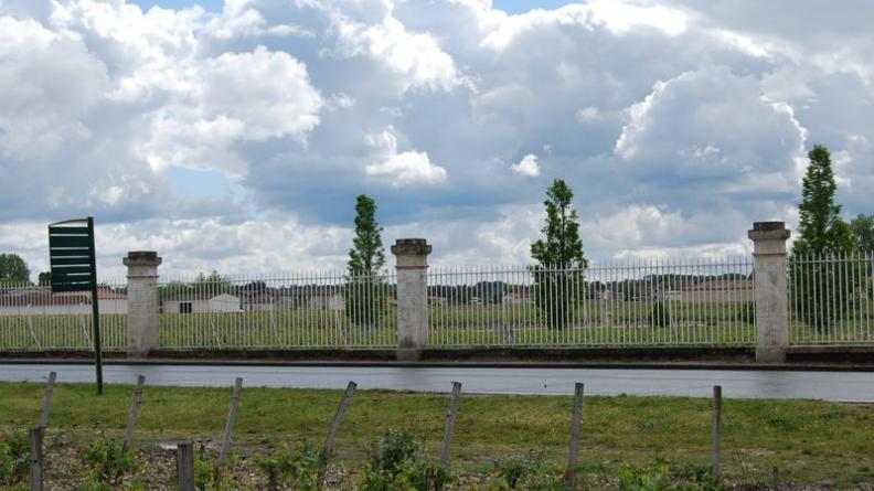 Les clôtures de certains domaines laissent passer le regard et percevoir vignes et bâti - Margaux