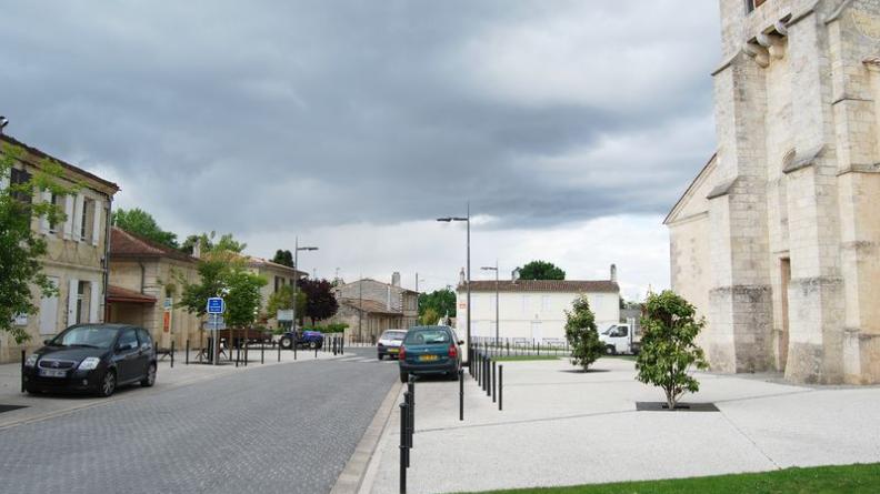 L'aménagement du cœur de village, très soigné, a une connotation plutôt urbaine - Ludon-Médoc