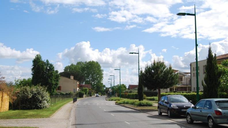 Les aménagements de l'espace public évoquent un paysage de banlieue - Ludon-Médoc