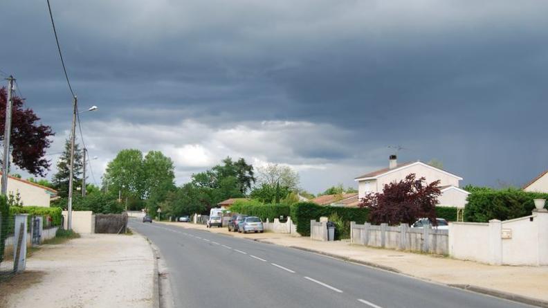 Le pavillonnaire implanté au fil de la route ne génère pas d'espace public - Ludon-Médoc