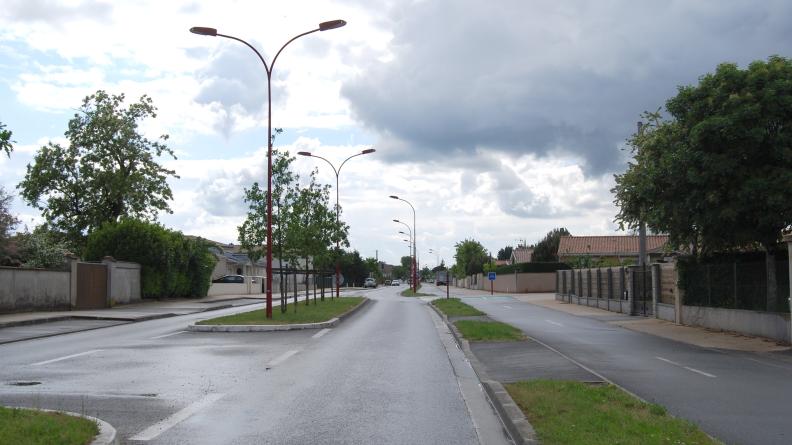 La mise en place de pistes cyclables et de plantations améliorent le confort des usagers, mais l'image de la voie, en bordure des marais, reste très urbaine - Parempuyre