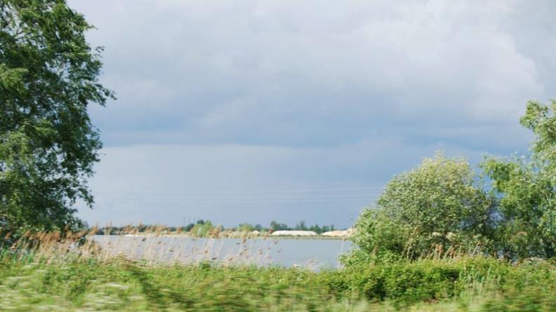 Les vastes étangs résultant de l'exploitation du sol ne s'inscrivent pas encore dans le paysage des marais - Blanquefort