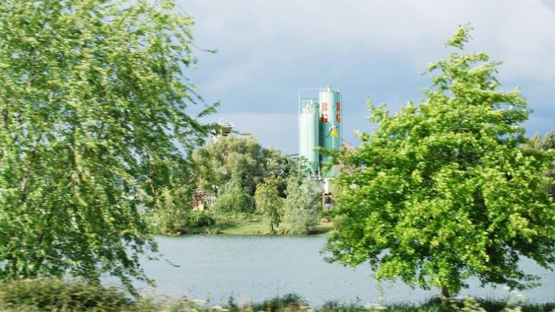 Les gravières s'accompagnent d'équipements importants, très visibles dans les basses terres des palus - Blanquefort