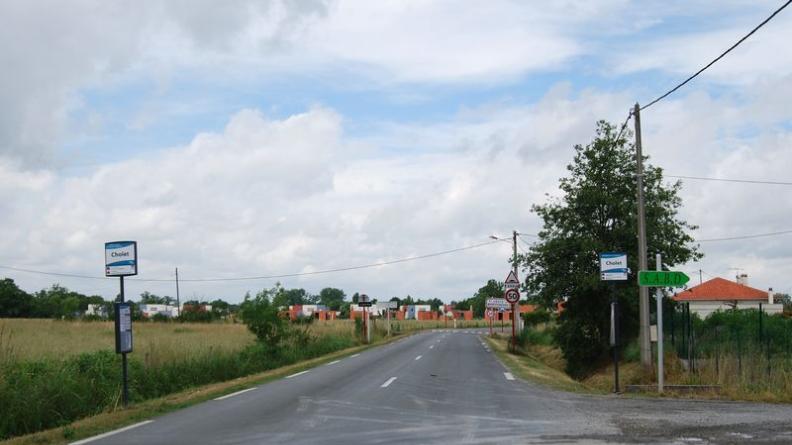 La ville s'étend, bâtiment après bâtiment, sur l'espace agricole - Saint-Louis-de-Montferrand