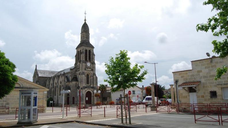 Le centre du village est alourdi de mobilier urbain en grand nombre - Saint-Louis-de-Montferrand