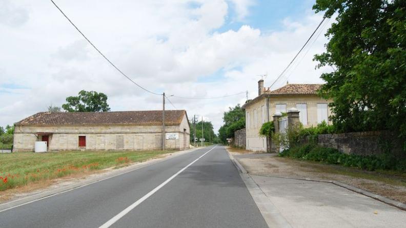 Château Madran, encadré par ses vignes à l'est et la Garonne à l'ouest - Saint-Louis-de-Montferrand