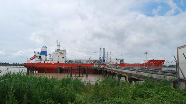 Les pétroliers amarrés aux appontements des dépôts participent du paysage du Bec - Ambès