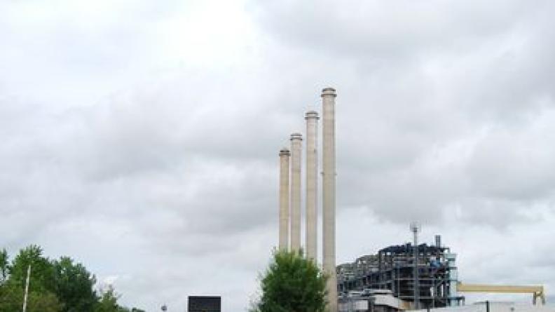 Point de repère monumental, visible depuis toute la presqu'île mais aussi au-delà des deux fleuves, la centrale thermique signale la vocation industrielle de la pointe - Ambès
