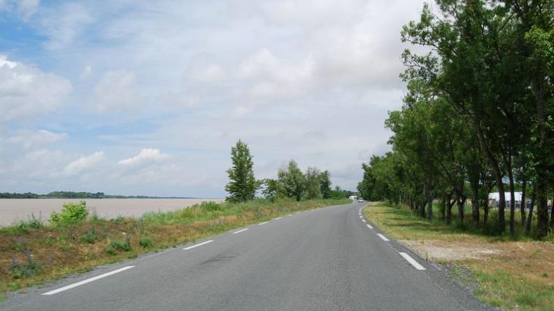 La rive bien dégagée donne à voir la Garonne et l'alignement occulte la zone d'activités - Ambès