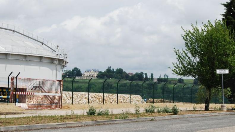 Confrontation visuelle de deux univers : cuves du dépôt de pétrole au premier plan ; Château Tayac, domaine viticole des Côtes de Bourg, en arrière - Ambès