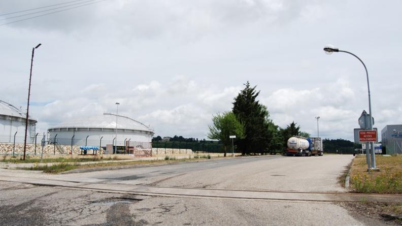 Les structures végétales ne suffisent pas à inscrire finement ces équipements dans le paysage - Ambès