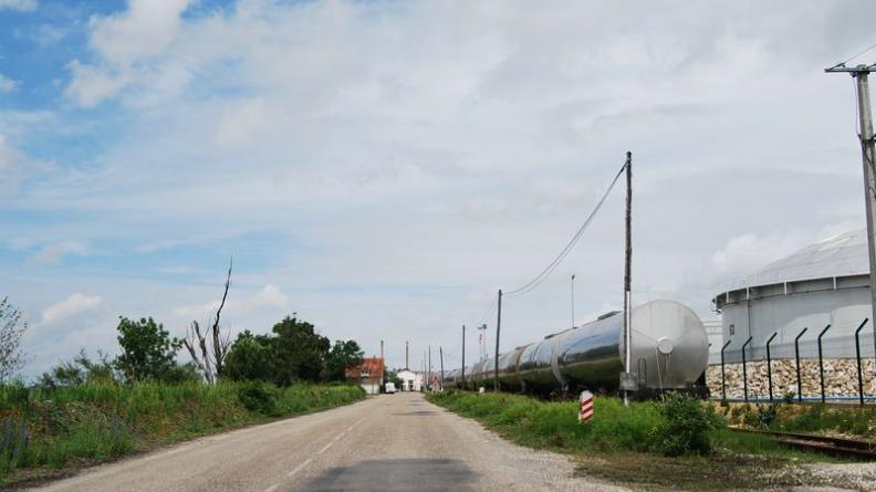 Jusqu'à la pointe, une voie ferrée dessert les emprises industrielles du Bec d'Ambès - Ambès