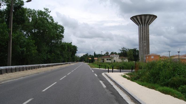 De nouvelles constructions pavillonnaires s'implantent au fil de la RD10 au sud d'Ambès