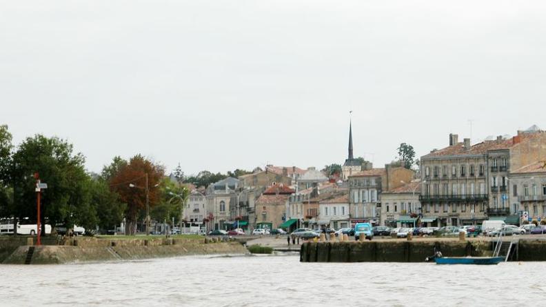 Quais de pierre et façade urbaine de Blaye