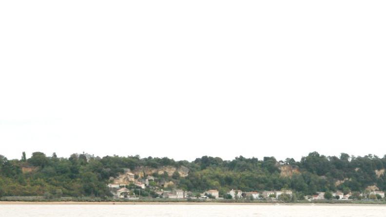 Les falaises calcaires de Gauriac s'élèvent au-dessus des eaux
