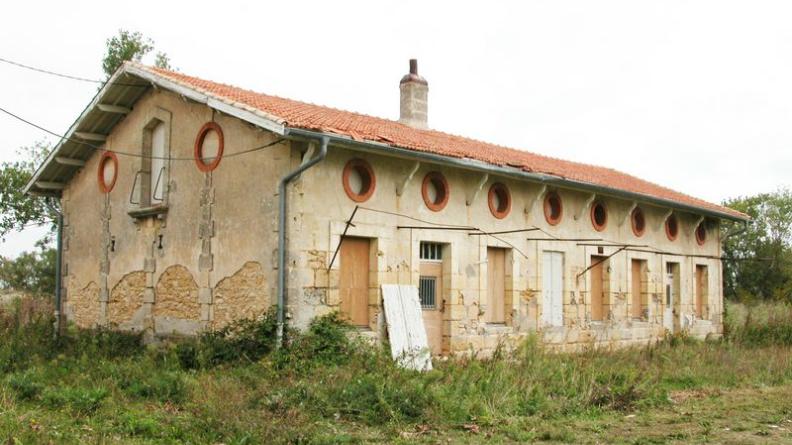 Sur les îles, les bâtiments à l'abandon présentant un interêt architectural pourraient être réhabilités au bénéfice du public : un projet de restauration du patrimoine bâti et de renaturation est en cours sur l'île Nouvelle